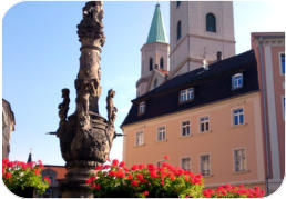 Zentrum - Marktplatz mit Johaniskirche und Rolandbrunnen